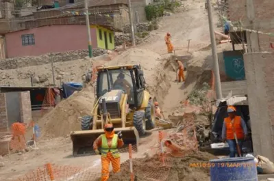 Instalación completa del sistema de agua potable y alcantarillado en el esquema de Pomalca, proporcionando acceso seguro y continuo al recurso hídrico para toda la población local con tecnología moderna y eficiente.
